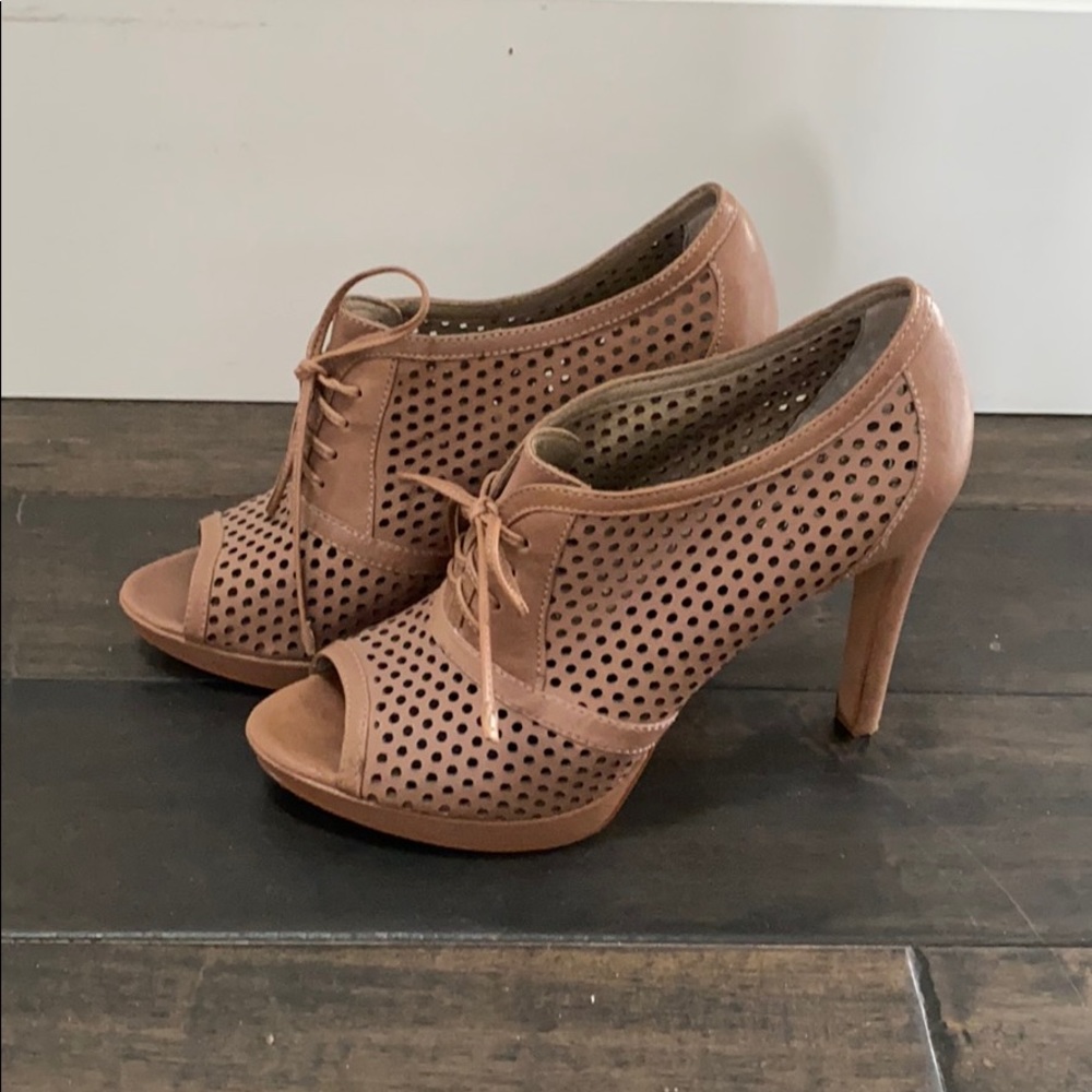 Gorgeous Vince Camuto perforated leather heels